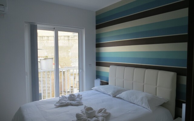 Отель 115 The Strand Suites комната для гостей