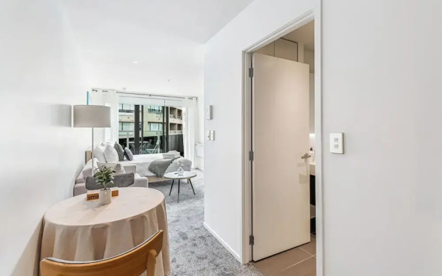 Central studio + private balcony by Zodiak Stays