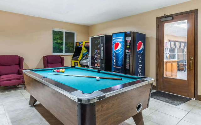 Super 8 by Wyndham Higginsville