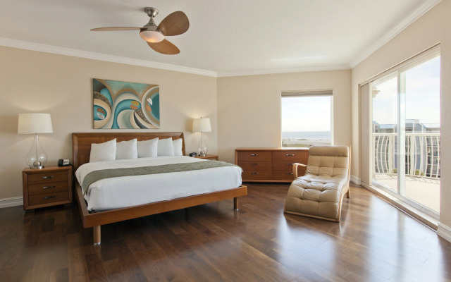 Crystal Palms Beach Resort