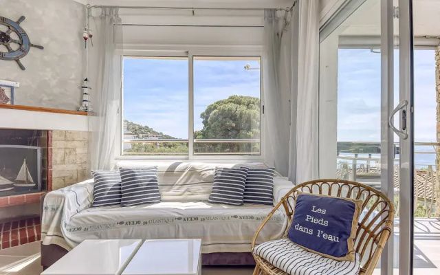 Apartment in Roses Near Platja Dels Palangrers