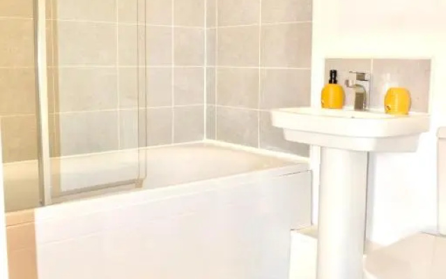 Modern townhouse, Sleeps 4 with parking