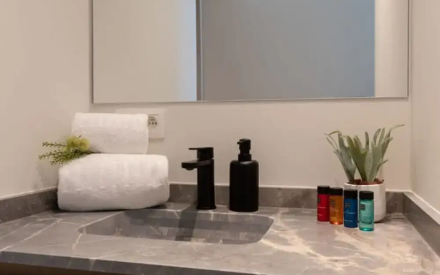 Stunning Apartment on top Location With Parking
