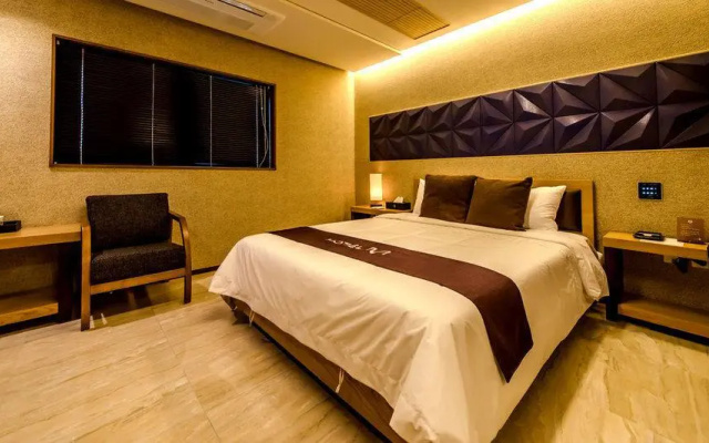 Hotel M
