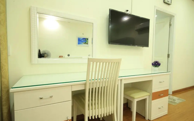 Smiley Apartment 15
