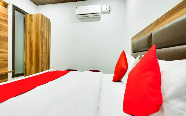 OYO Flagship 80706 Hotel Crown