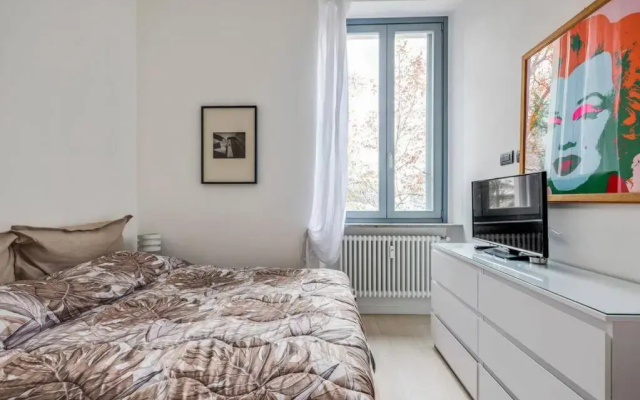 Easylife - L abbraccio dell affascinante P Romana