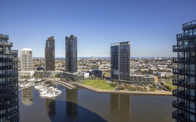 Docklands high level 1 Bedroom Apartment with pool by KozyGuru
