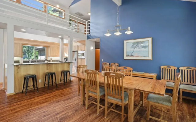 1 Colonial Private Family Vacation Home features Bikes to Explore Sunriver by RedAwning