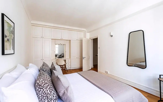 Modern 2 Bedroom Flat Near Queensway