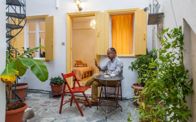 Perfect ground Studio @ historic center; great neighborhood