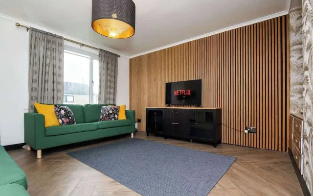 3 Bed House-free Parking
