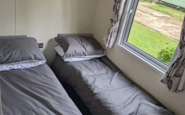 Static Caravan 2 Bed Sleeps 6 Overlooking Water