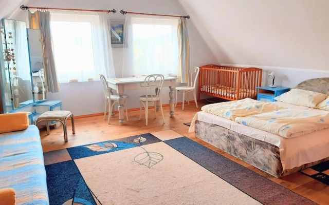 Large, Comfortable Holiday Home Near the Lake