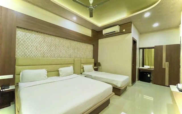 Hotel KUBER PALACE - Sea beach & Temple