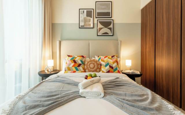 Elegant Reva 1BR - Pool & Gym