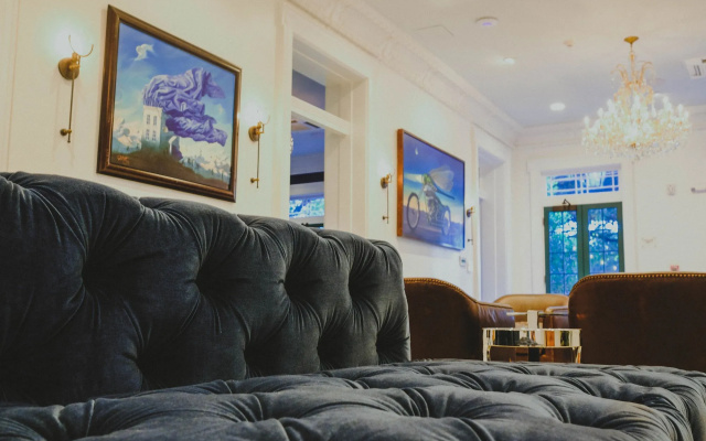 Royal Frenchmen Hotel and Bar