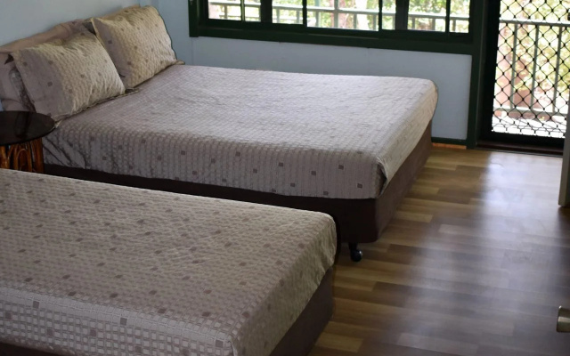 Parry Creek Farm Tourist Resort & Caravan Park