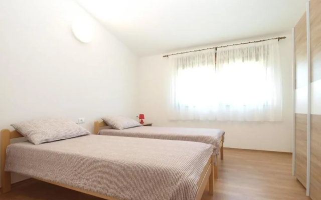 Cozy Apartment With Spacious Garden