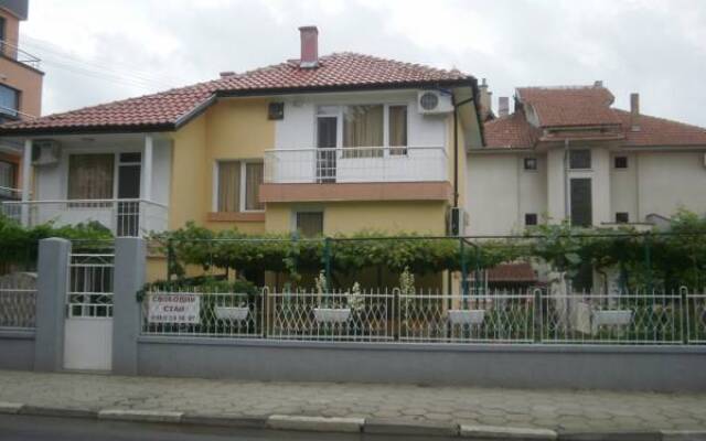 Отель Guest house Tangra Равда вид на фасад