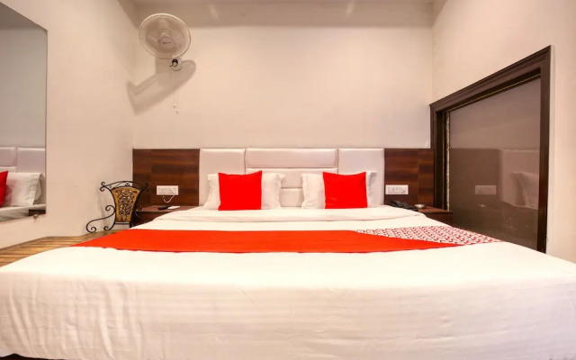 OYO 42743 Hotel Midway