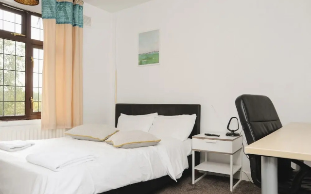 Room in Guest Room - Beautiful Big Room in Coventry