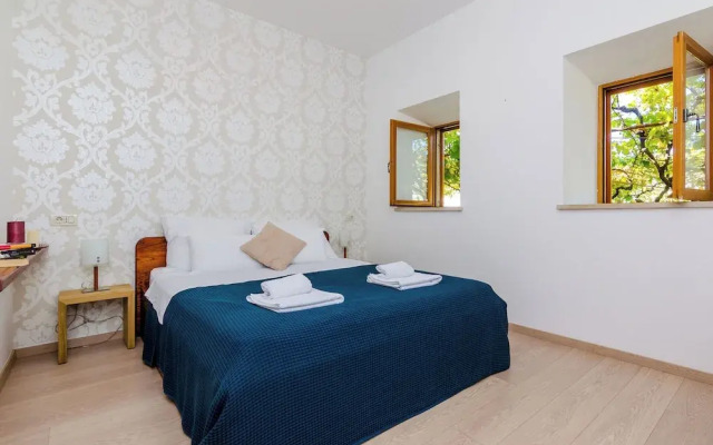 Villa Art Gallery - Six Bedroom Villa with Terrace and Swimming Pool