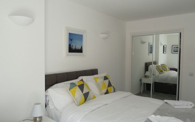 Апартаменты Approved Apartments Skyline Manchester комната для гостей