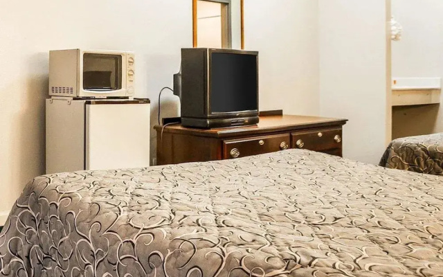 Econo Lodge Inn & Suites Granite City