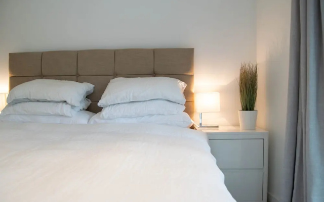 Stunning 2 Bedroom Apartment on the River Thames