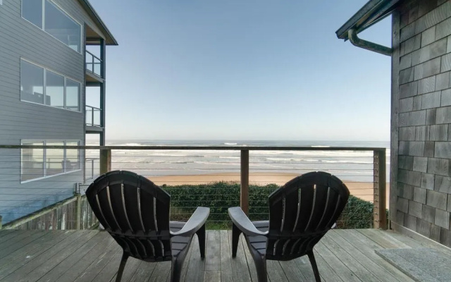 On The Beach 3 Br cottage by RedAwning