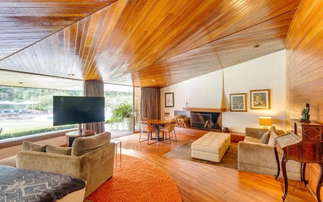Lavish Villa with Pool I Jacuzzi, Gym & Tennis Court