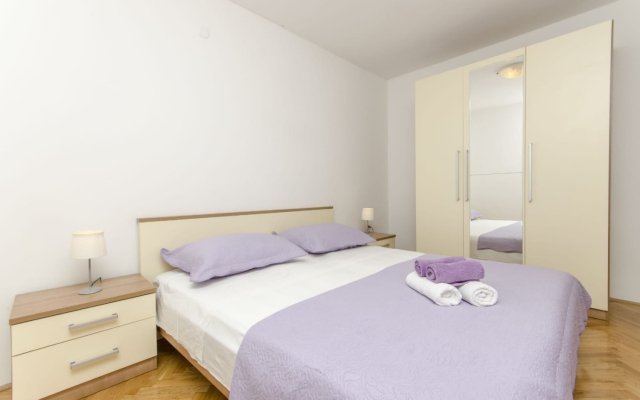 Holiday house More - garden shower: Vinisce, Riviera Trogir