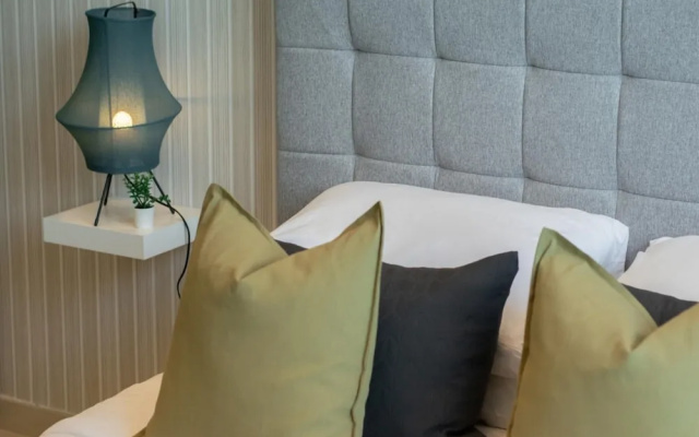 Vibrant 2BR By Burj Khalifa Gym/pool by Belvilla