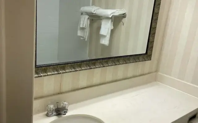 The Royal Inn & Suites