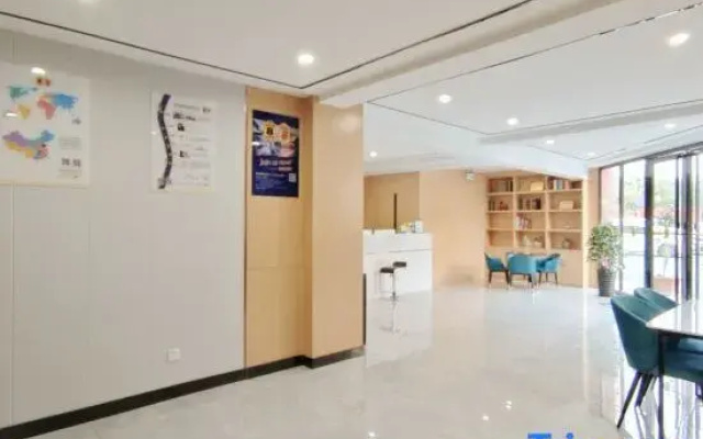 Super 8 Hotel (Hefei Emerald Lake University Town)
