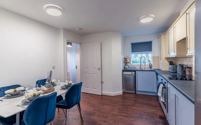Stylish 3-bedroom House With Parking - Sleeps 6
