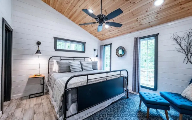 Sugar Hill Newly Remodeled includes Fully Supplied Kitchen and Hot Tub by RedAwning