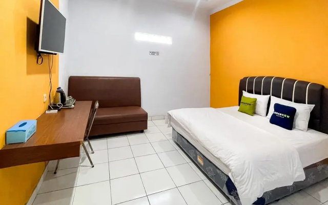 Urbanview Hotel Grand Seven One Manna