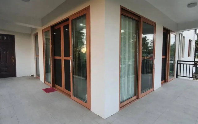 Exquisite 3-Bedroom Unit With Free Parking.