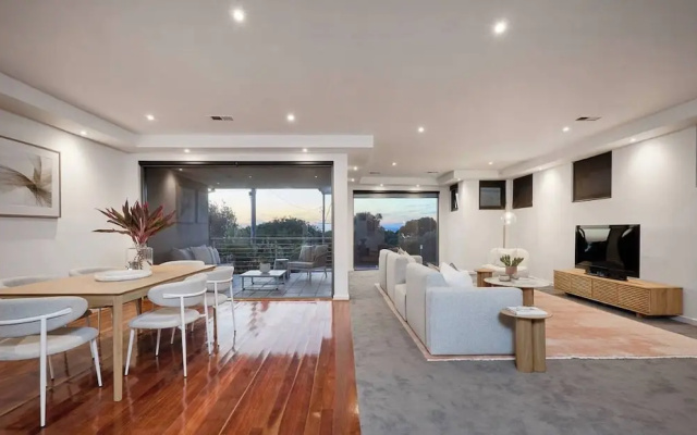 Bayside 4 bed in Sandringham w Spa and Sunset Views