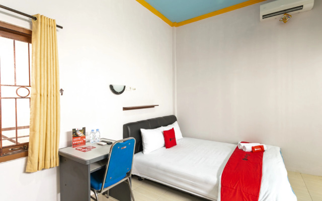 RedDoorz Syariah near Stadion Manahan Solo 2