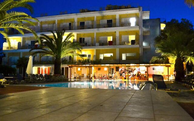 Hotel Paloma Blanca вид на фасад
