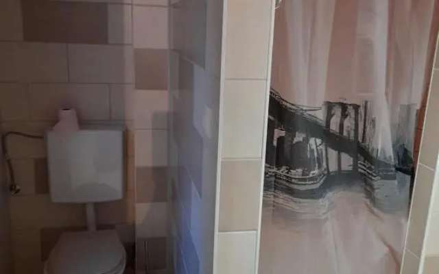 Charmant petit appartement avec bel exterieur.
