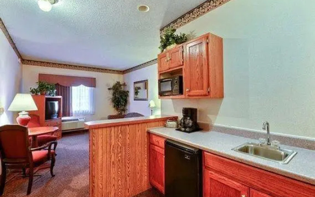 Rodeway Inn & Suites