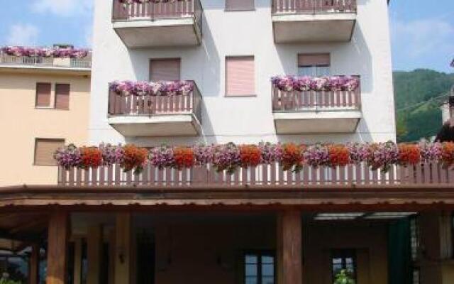 Отель Albergo Ristorante Carenno Италия, Каренно - отзывы, цены и фото номеров - забронировать отель Albergo Ristorante Carenno онлайн вид на фасад
