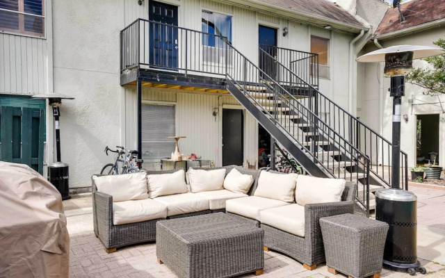 Serene Dallas Condo w/ Pool - Walkable Location!