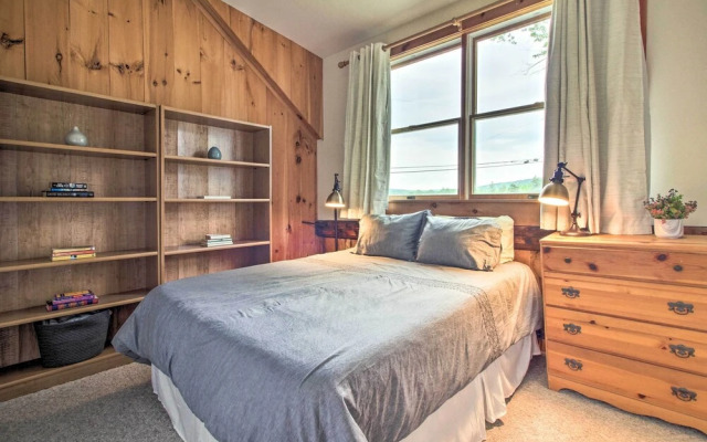 Renovated Farmhouse < 1 Mile to Okemo Mountain!