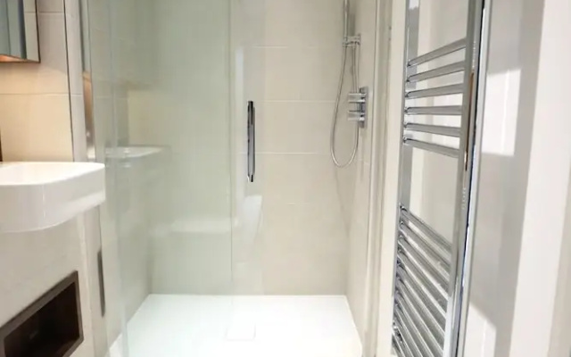 Modern 2 Bedroom Apartment in Putney