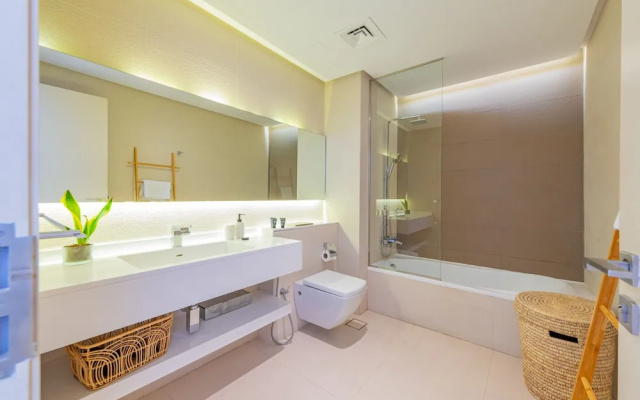 Amazing Stay in Marina With Balcony & View